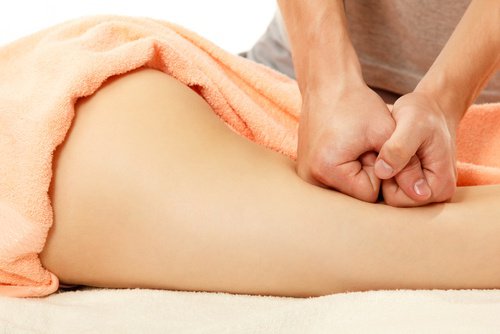 Cellulite verminderen met kaneel door middel van een massage