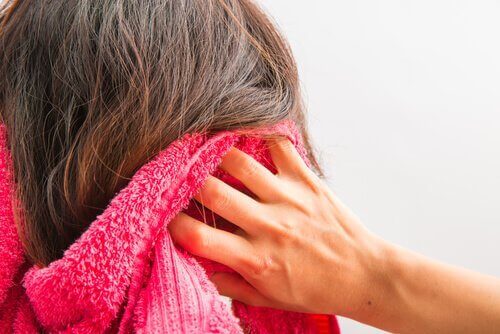 haarverzorging met een handdoek