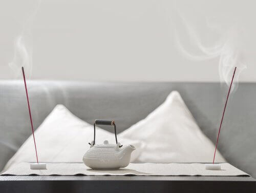 Je kunt positieve energie in je huis laten stromen met behulp van wierook en aromatherapie