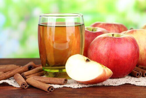 Appelsap in glas en appels