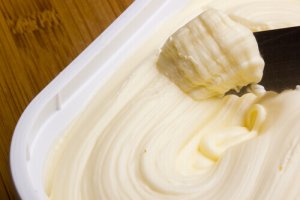 Zelfgemaakte boter met slechts twee ingrediënten