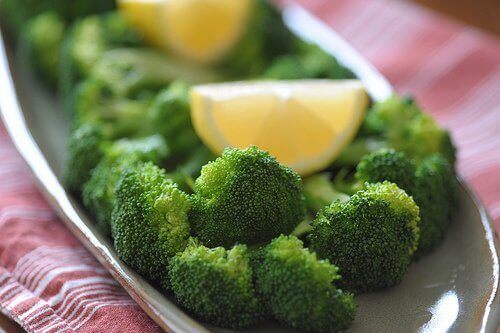 Broccoli en citroen in een schaal