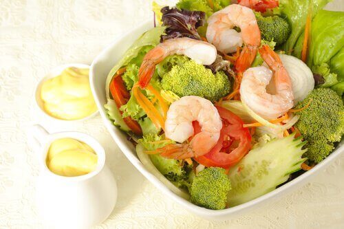 Broccolisalade is een andere manier om broccoli te eten