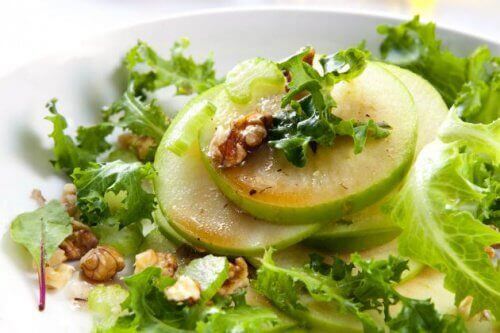 Salade met selderij en groene appel om ontstekingen te remmen