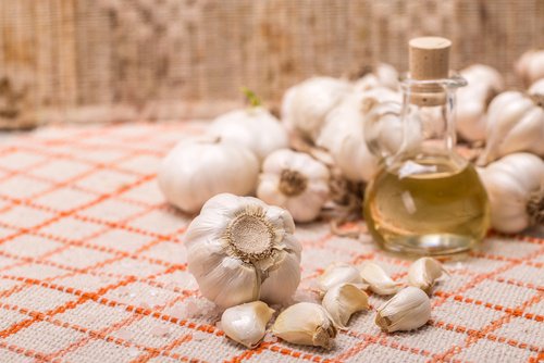 Natuurlijke eeltcrème van knoflook en olie
