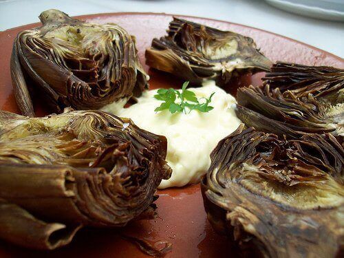 bord met artisjokken