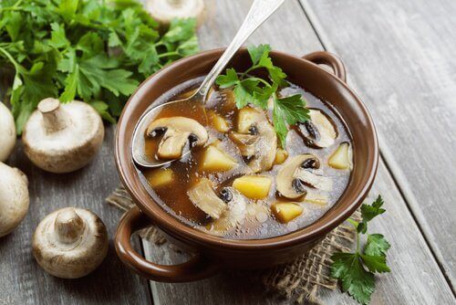Een gezonde soep met champignons