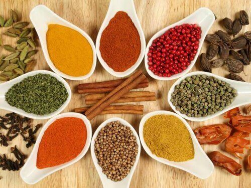 Pittig voedsel kan een opgezwollen buik veroorzaken