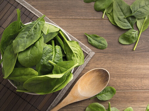 Vermoeidheid door vitaminetekort bestrijden met behulp van bijvoorbeeld spinazie dat ijzer bevat