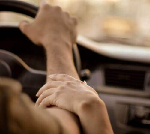 hand op de arm van een ander