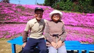 Man plant duizenden bloemen voor zijn blinde vrouw