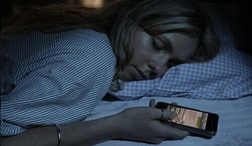 vrouw slaapt met mobiele telefoon
