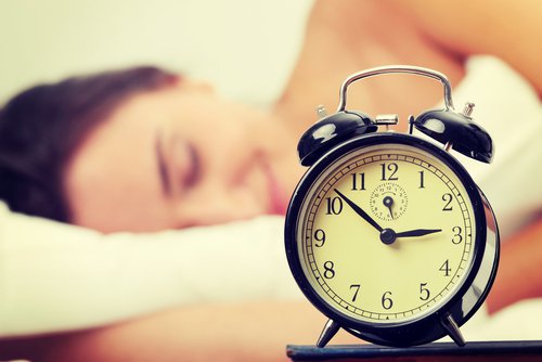 slapende vrouw en een wekker