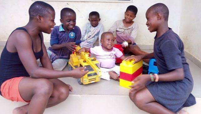 Hope Omringd door Kinderen