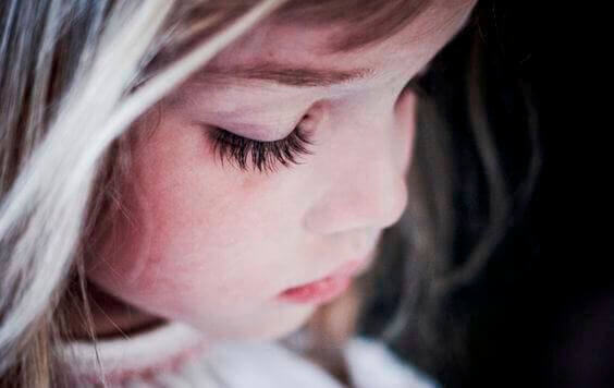 Een emotionele wond en je eenzaam voelen