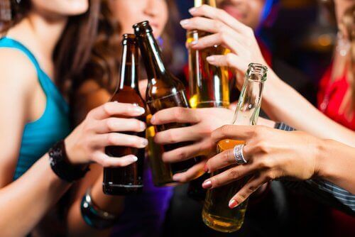 Het drinken van te veel alcohol kan een oorzaak van migraine zijn