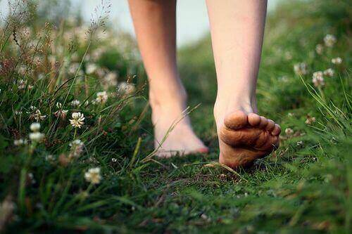 blote voeten in het gras