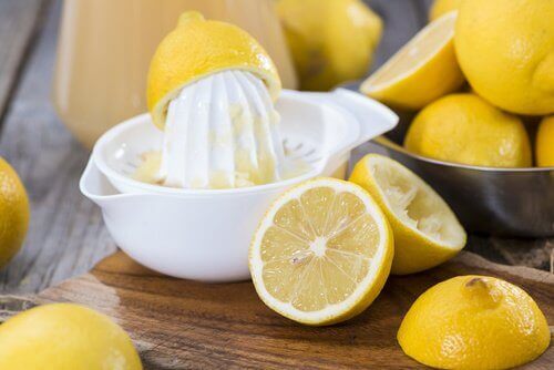 Gezichtsmasker van citroen en gelatine om onzuiverheden te verwijderen en de elasticiteit van de huid te herstellen