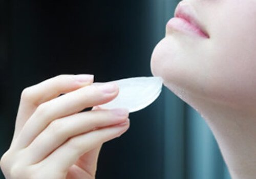 Hoe een gezichtsbehandeling met ijstherapie te doen