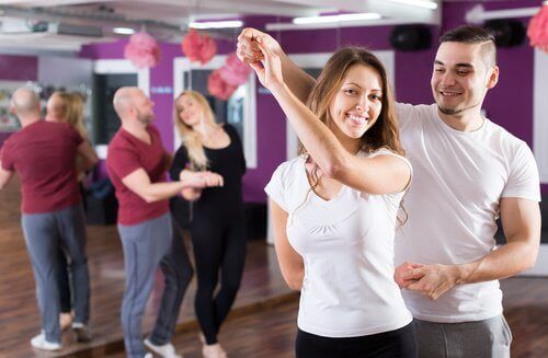 Dansen zoals bijvoorbeeld de Kizomba om je benen en billen en taille te vormen