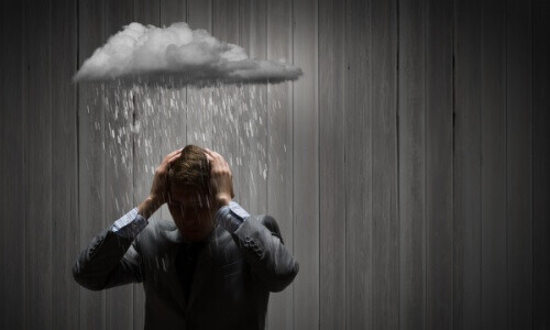 regenwolk boven een man zijn hoofd