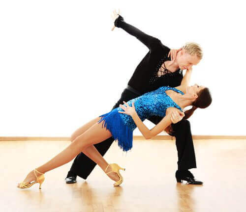 Dansen zoals bijvoorbeeld de Salsa om je benen en billen en taille te vormen