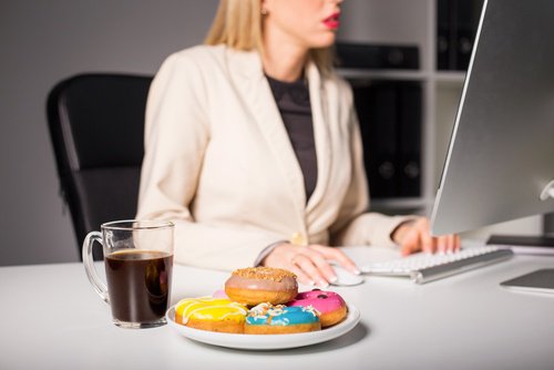 Eten terwijl je werkt kan een oorzaak van migraine zijn