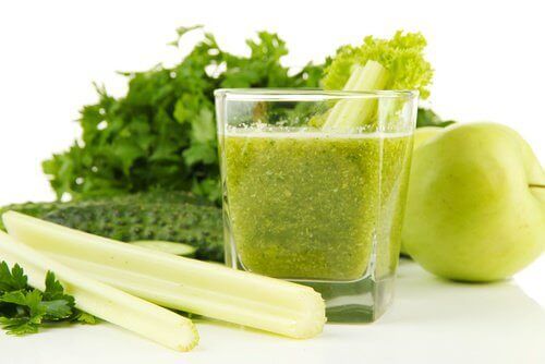 Sap van selderij en groene appel voor gezonde nieren