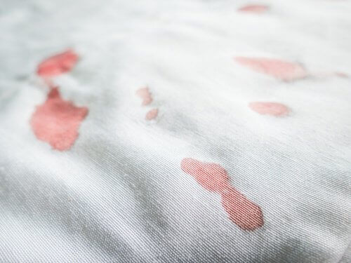 Bloedvlekken op een shirt