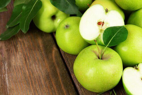 Groene appels in een milkshake voor gewichtsverlies