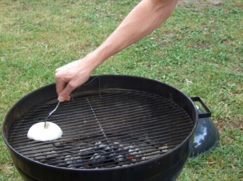 Barbecue schoonmaken met ui