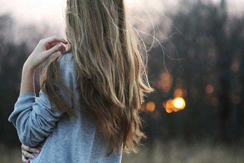 vrouw maakt avond wandeling