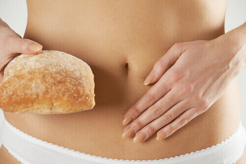 Vrouw houdt brood naast de darmen