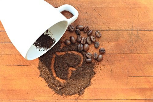 Zwarte koffie voor een platte buik