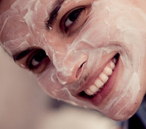 vrouw met gezichtsmasker