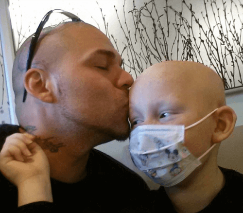 Vader kust zijn zoon