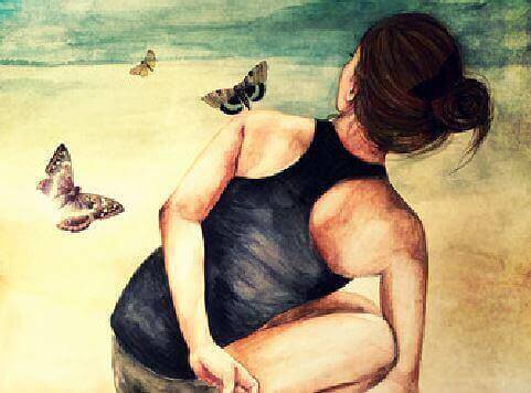 vrouw zit tussen vlinders