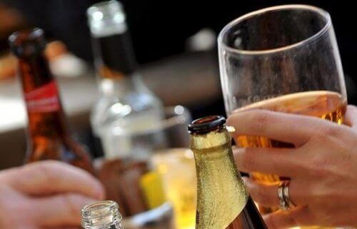Glazen en flessen alcohol 