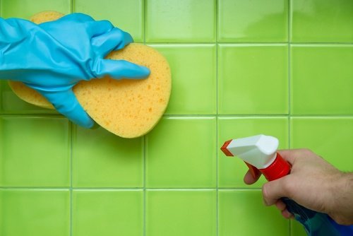 Maak de voegen schoon met poetsen