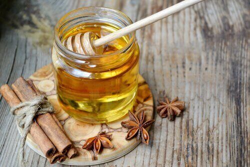 Warm water met honing: kan helpen bij gewichtsverlies