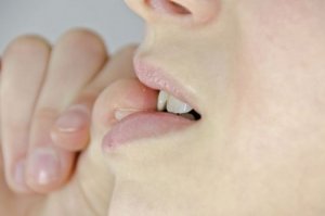 Zeven redenen waarom op je nagels bijten slecht is
