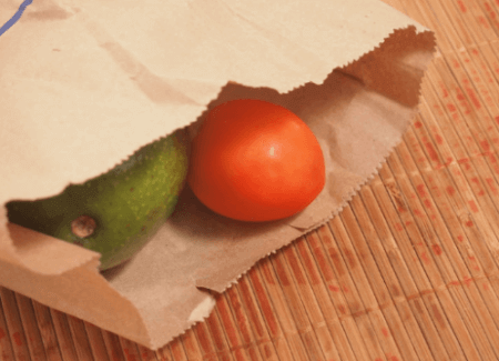 Avocado met tomaat in papieren zak