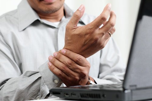 Pijn aan de pols door computerwerk