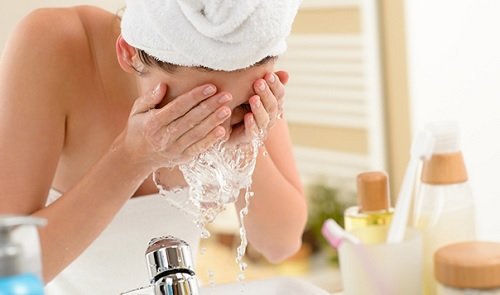 vrouw wast haar gezicht