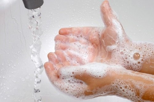 Raak deze vier lichaamsdelen nooit aan zonder eerst je handen te wassen