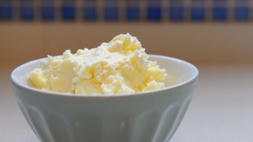 Karnemelk in een kommetje