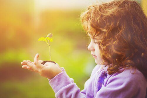 Kind met plantje symboliseert persoonlijke groei