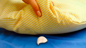 Slaap beter met knoflook onder je kussen