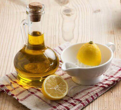 flesje olijfolie en een citroen