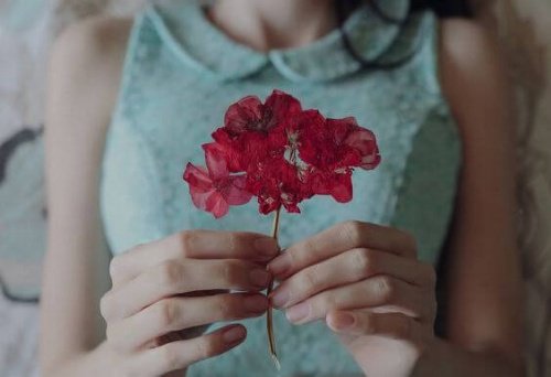 vrouw met rode bloem